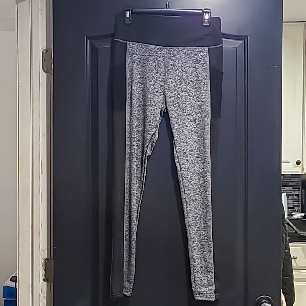 Shein XL leggings. New without tags. Deep side pockets.